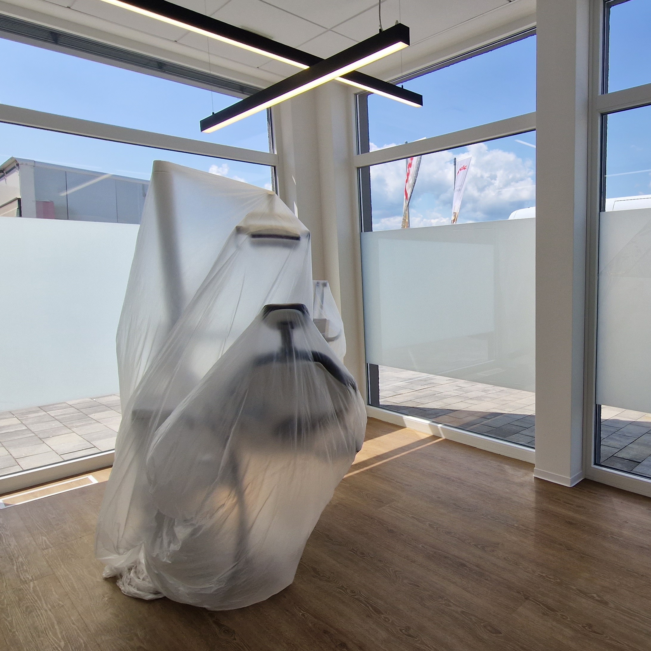 Smartfilm mit schaltbarem Logo, hier Logo durchsichtig, übrige Fläche blickdicht geschaltet